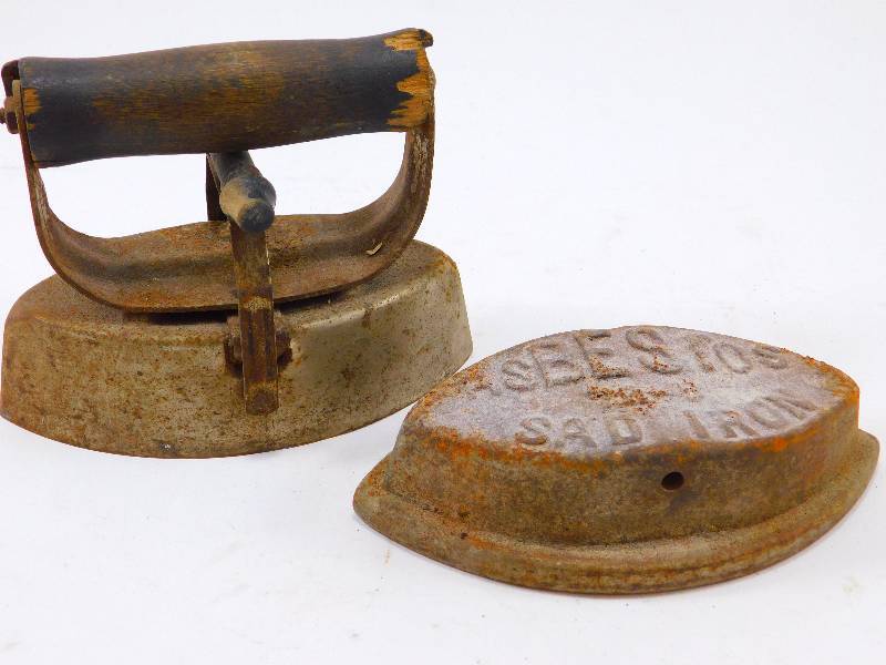 lot 64 image: Vintage Asbestos Sad Iron