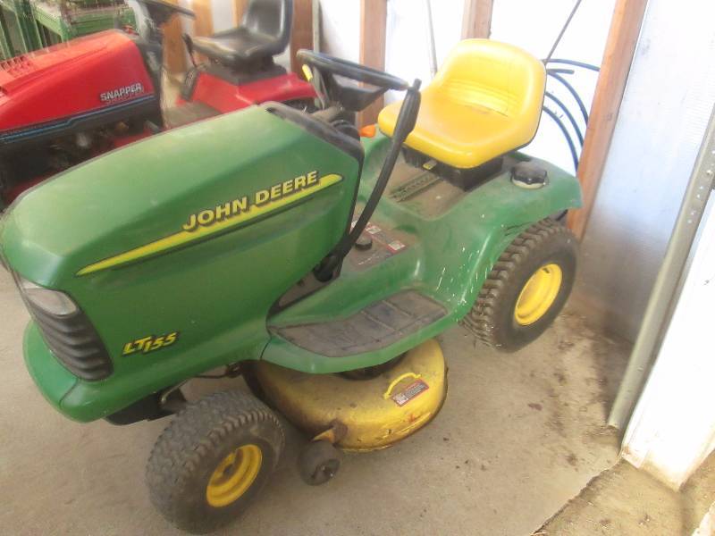 lot 14 image: John Deere Riding Mower