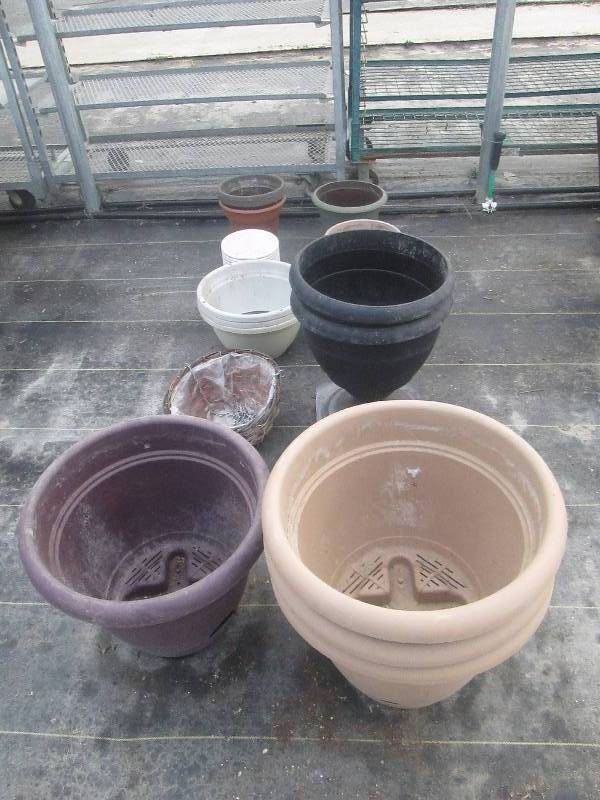 lot 24 image: Various PotsPlantersBaskets
