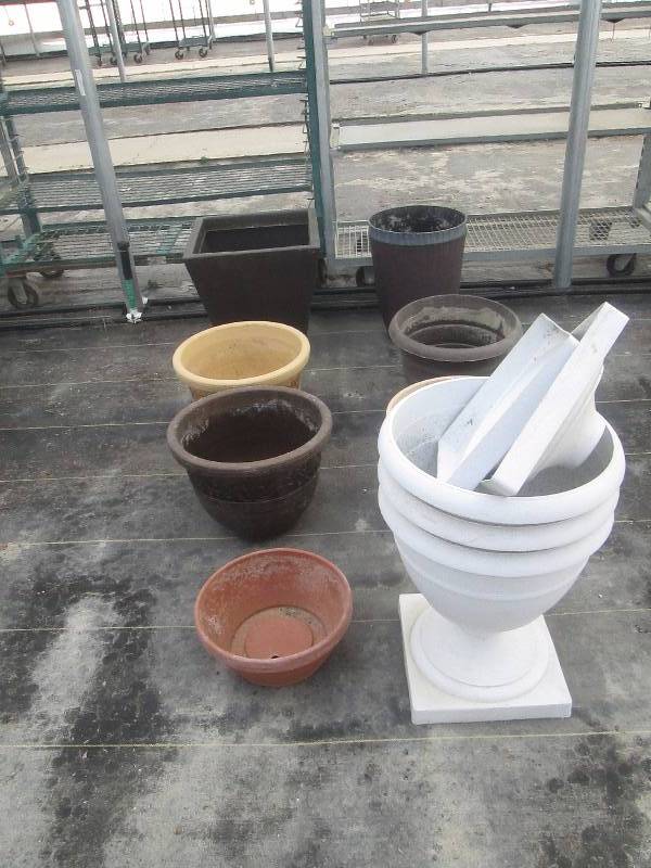 lot 25 image: Various PotsPlantersBaskets