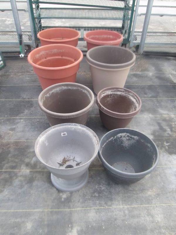 lot 27 image: Various PotsPlanters