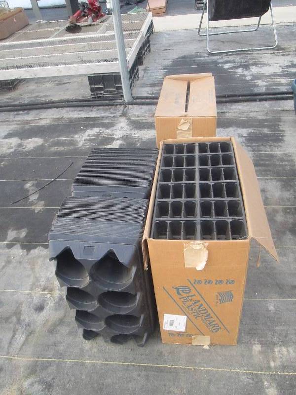 lot 40 image: Pottery Trays