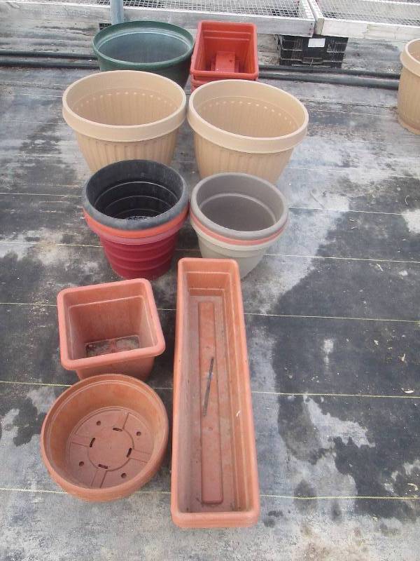 lot 43 image: Variety of PotsPlanters