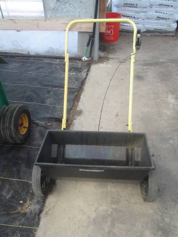 lot 53 image: Yardworks Fertilizer