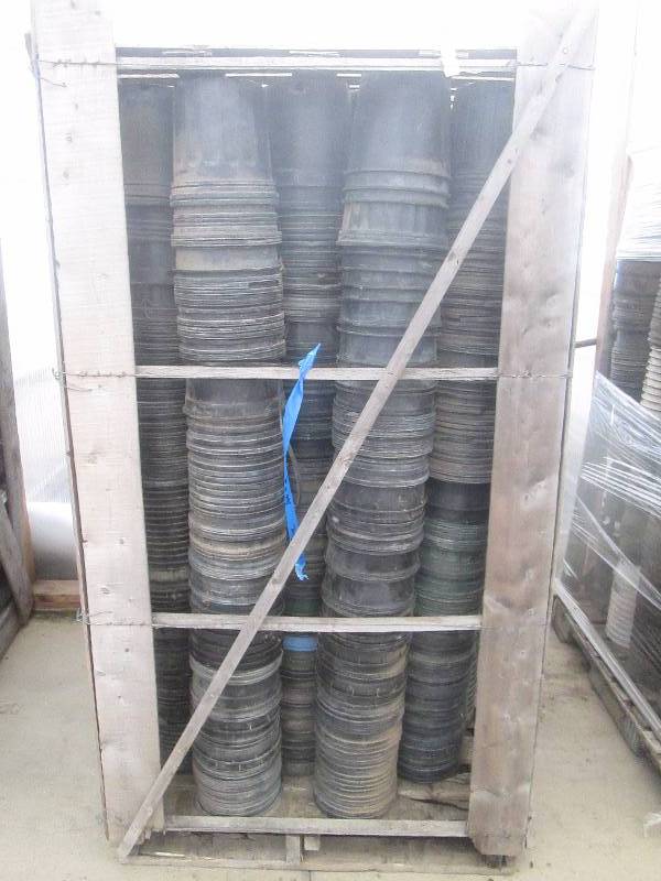 lot 101 image: Crate of Plastic Pots