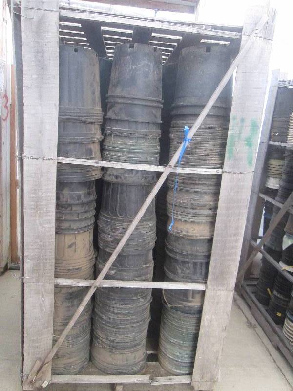 lot 103 image: Crate of Plastic Pots