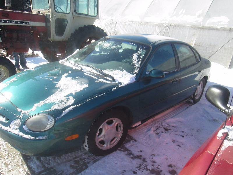 lot 4 image: 1996 Ford Taurus