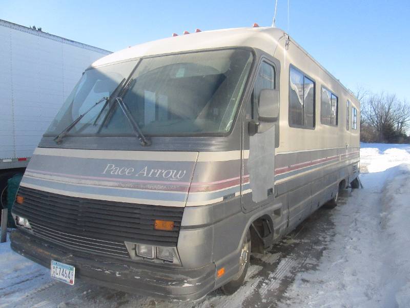 lot 6 image: 1990 Fleetwood PaceArrow 6-Wheel Motor Home