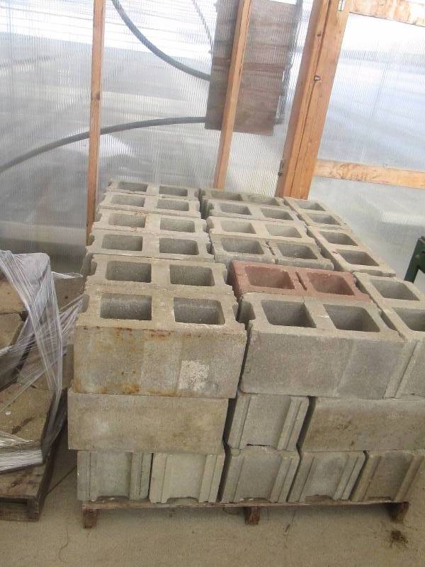 lot 126 image: Pallet of Cinder Blocks