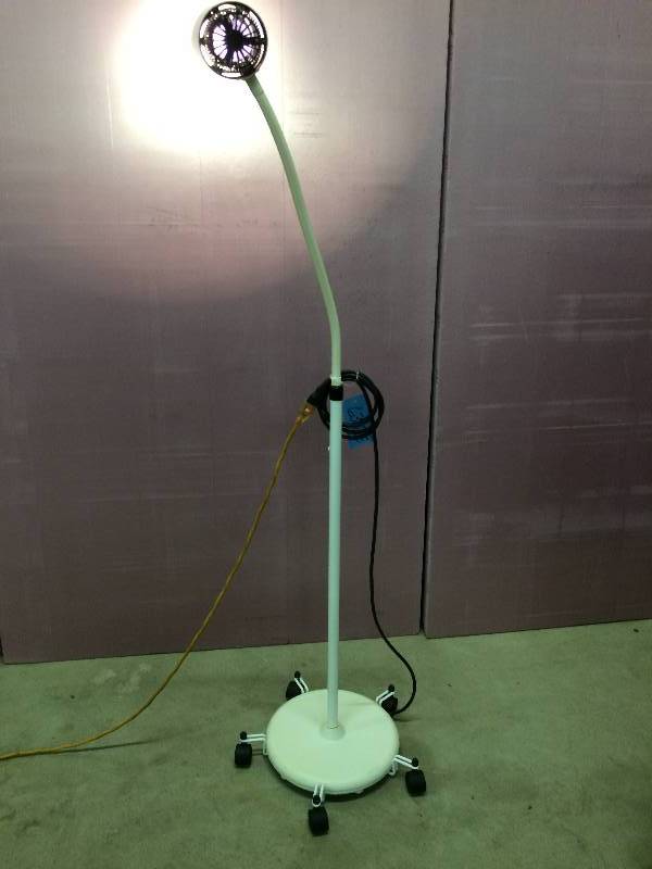 Retails Used 300 McKesson Mobile Halogen Exam Lamp With Rolling Stand