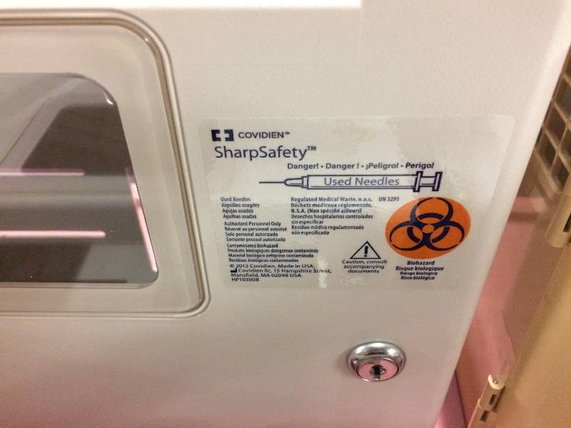 lot 51 image: 4 Covidien Sharps Sharpsafety Used Needle Locking Biohazard Container 5 Quart Wall Mount In-Room Cabinet Security Lock Beige Plastic - At Least 1 Key For All Four - Excellent