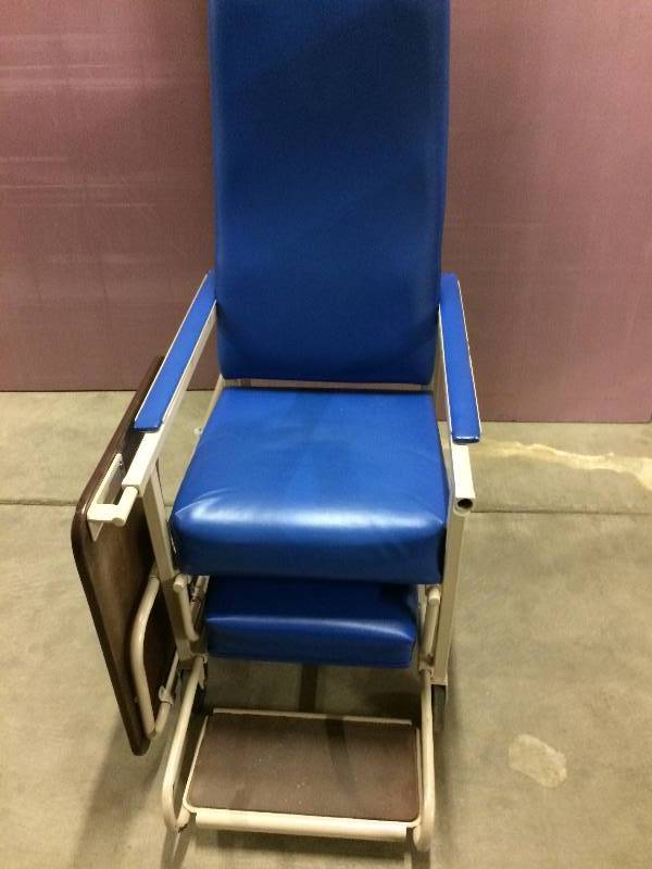 lot 63 image: Medical Patient Padded Rolling Mobile Chair With Flip Up Table & Footrests - Nice Condition