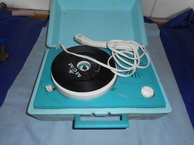 lot 12 image: VINTAGE GE RECORD PLAYER