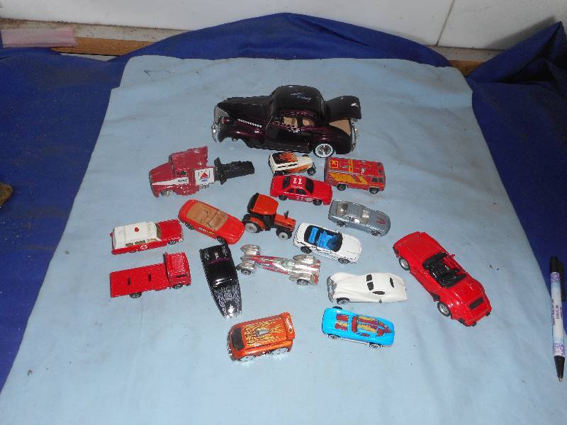 lot 14 image: COLLECTIBLE  TRUCKS AND CARS