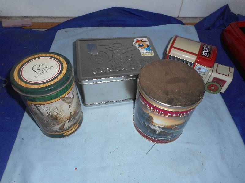 lot 36 image: COLLECTIBLE TINS AND METAL LUNCH BOX