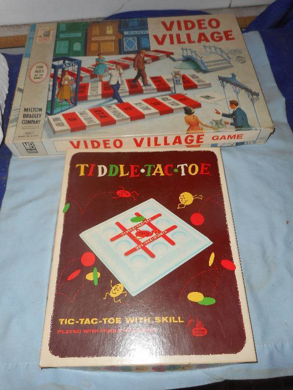 VINTAGE 1960 VIDIO VILLAUGE BOARD GAME AND TIC TACK TOE