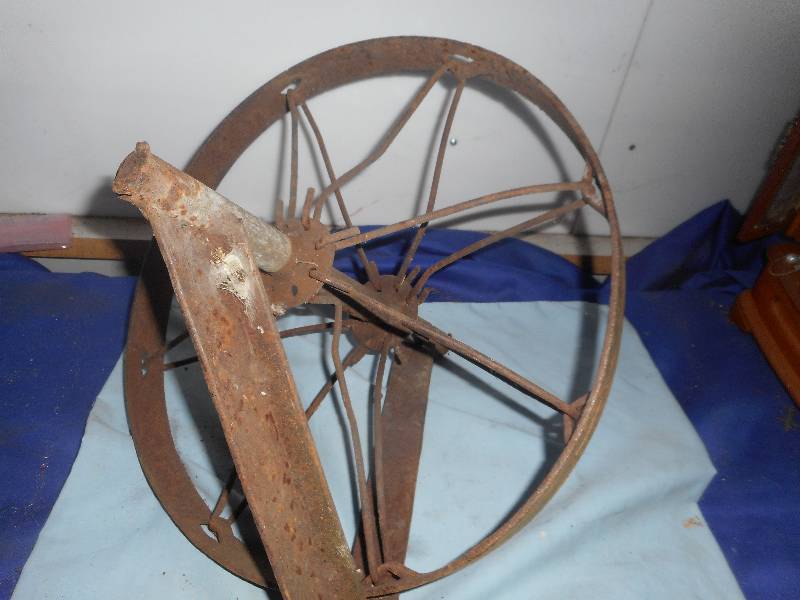 ANTIQUE METAL WHEEL