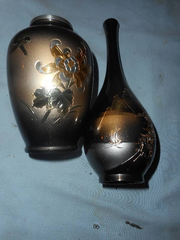 2 METAL ETCHED CHINESE VASES AND PLATE