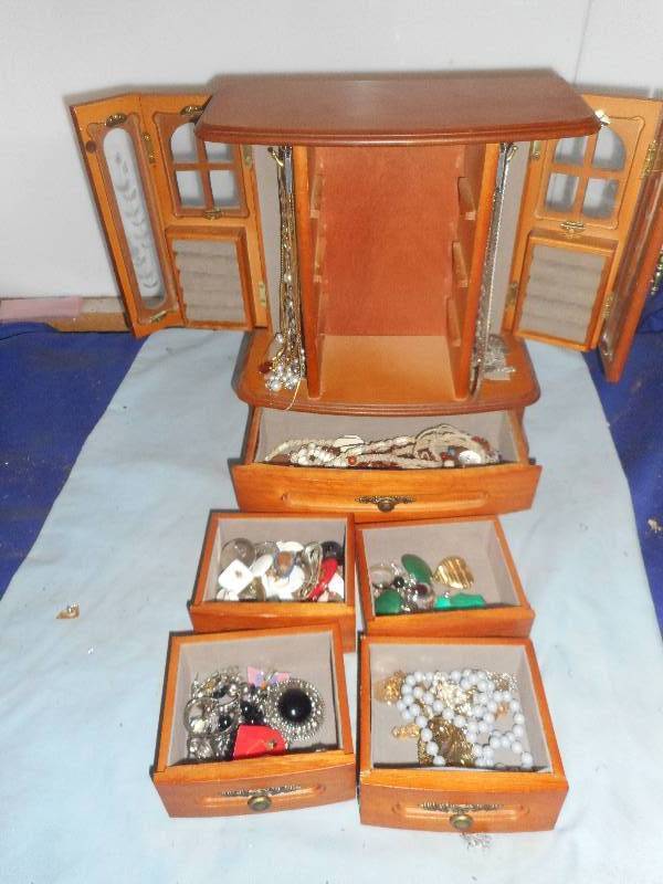 JEWLERY BOX AND JEWLERY