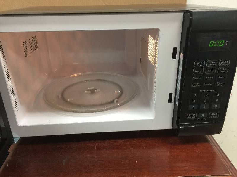 lot 32 image: Magic Chef MCM995KB Countertop Microwave 0.9 cu ft in like New working conditions
