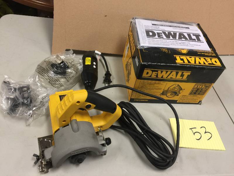lot 53 image: DEWALT 4 -38 in. WetDry Hand-Held Tile Cutter open box missing of blade Working