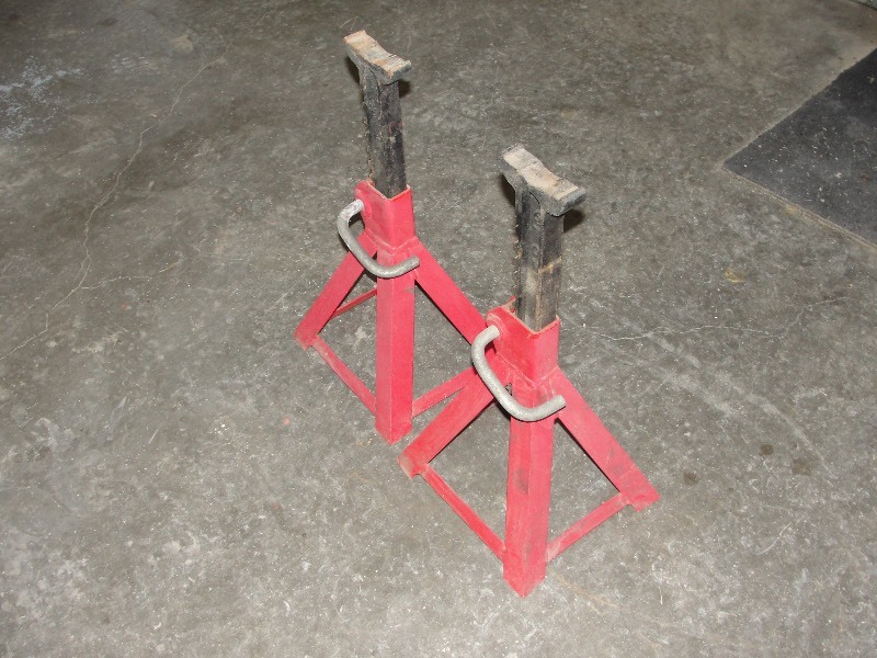 lot 9 image: Set of 6 Ton Jack Stands