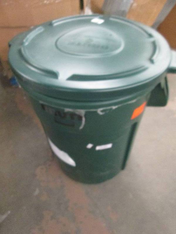 brute 44 gallon green trash can wit...