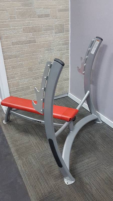 lot 19 image: Cybex Commercial Flat Bench