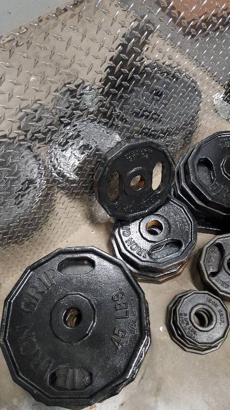 lot 24 image: Iron Grip Plates 45s 35s 25s 10s 5s & 2.5