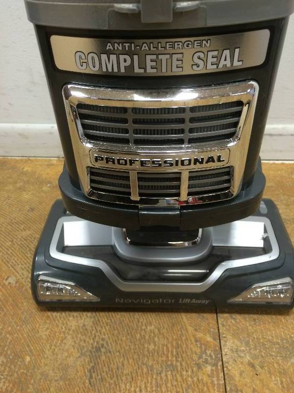 lot 62 image: shark navigator vacum grey good condition