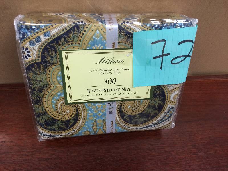 lot 72 image: Milano 300 twin sheet set 15 inch deep pockets fits mattresses