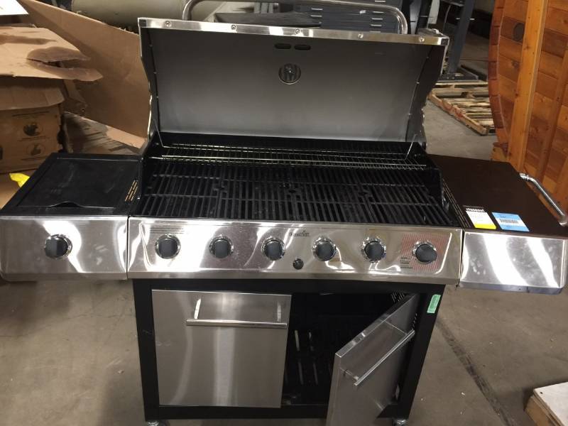 lot 87 image: Char-Broil Classic 6-Burner Gas Grill used whit small Damage