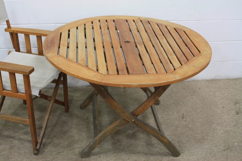 lot 40 image: Outdoor Wood Table and Chair