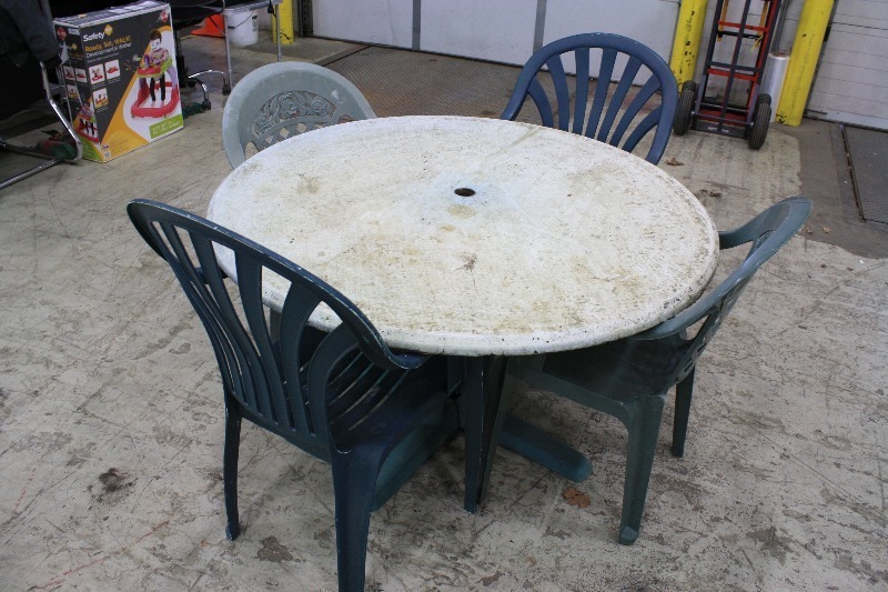 lot 46 image: Outdoor Table & Chairs