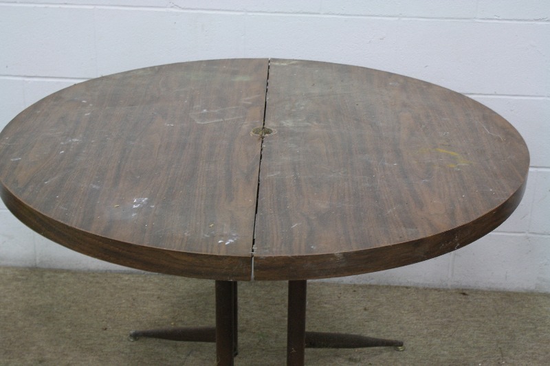 lot 118 image: Round Wood Table