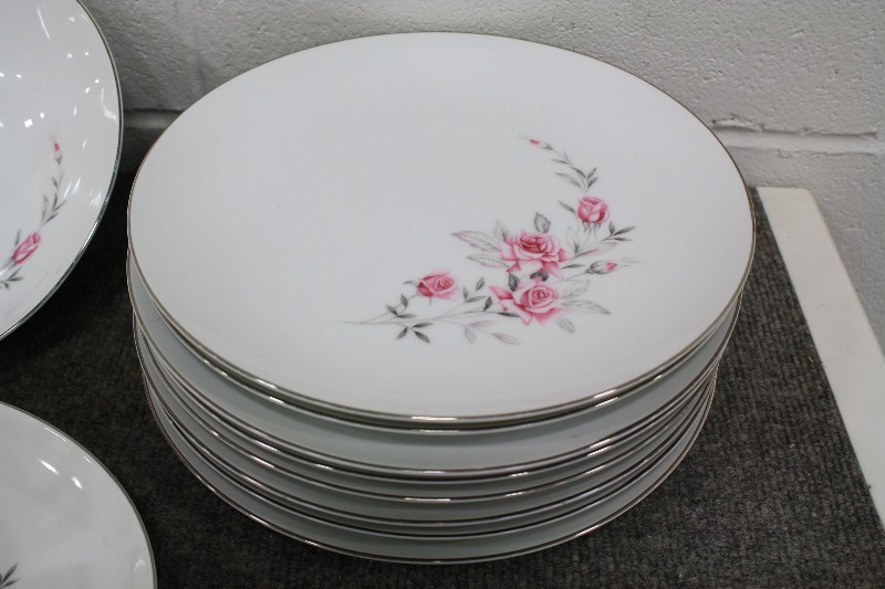 lot 80 image: Fine China and Tea Set (52pc)