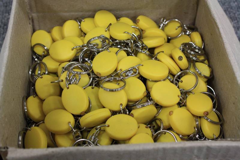 lot 48 image: Yellow Keychains with Red Light 96qty