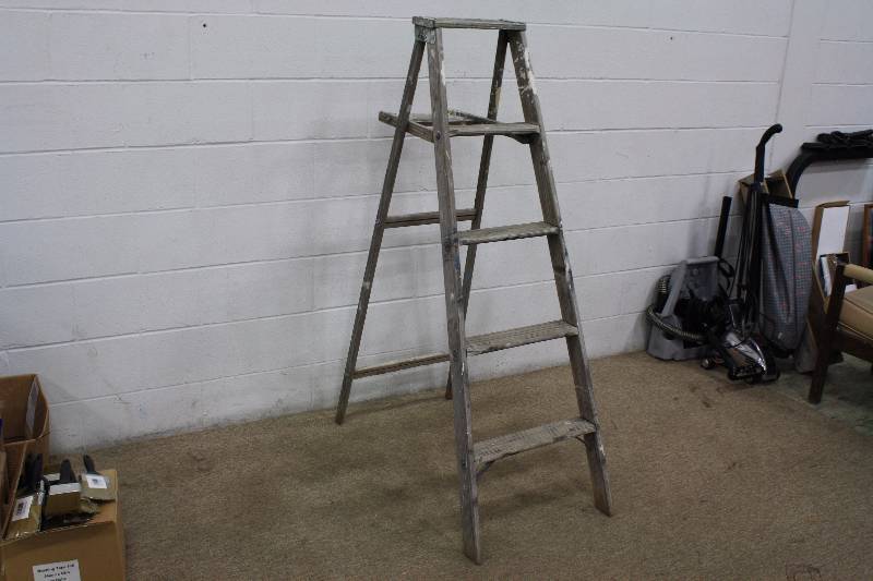 lot 52 image: 5ft Wood Ladder