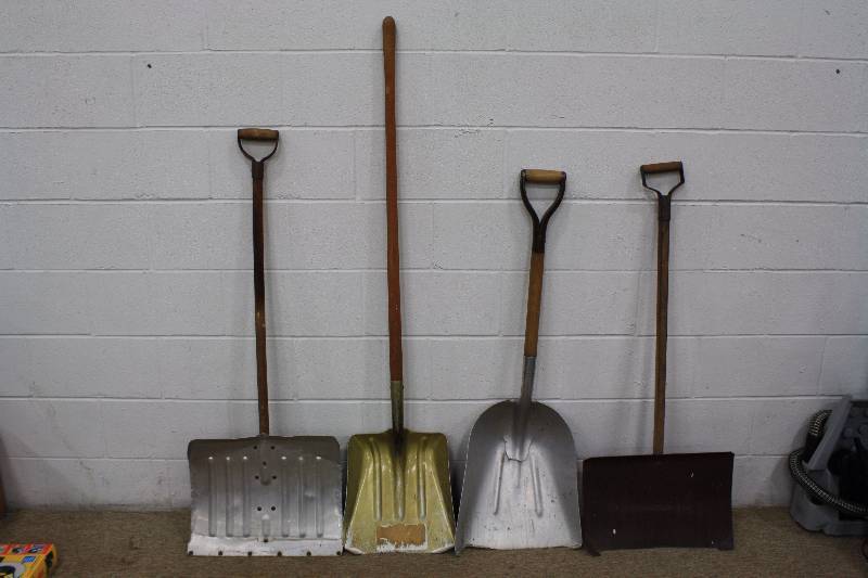 lot 64 image: 4 Metal Shovels