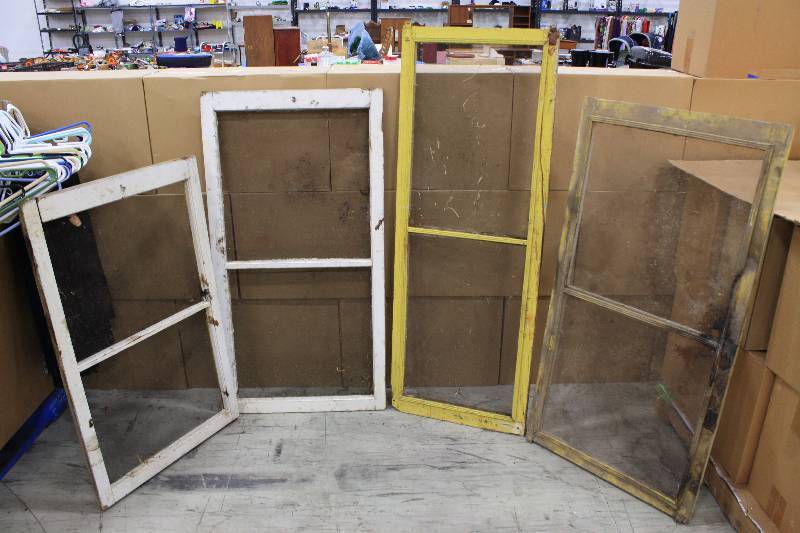 lot 109 image: 4 WhiteYellow Wooden Screen Decor Lot