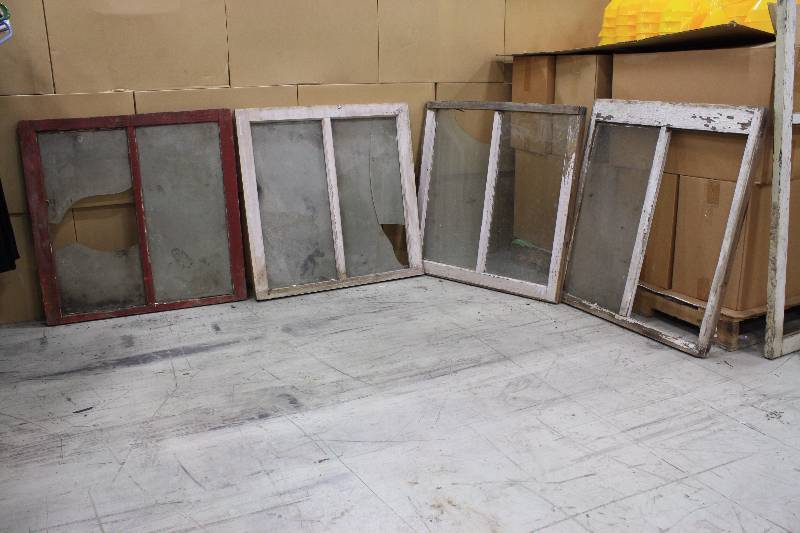 lot 105 image: 4 Decorative Wooden Windows