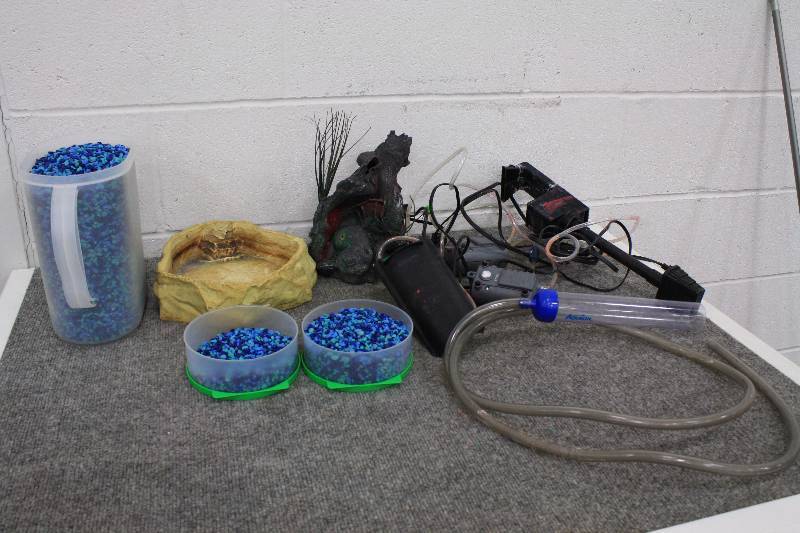 lot 121 image: Aquarium Items