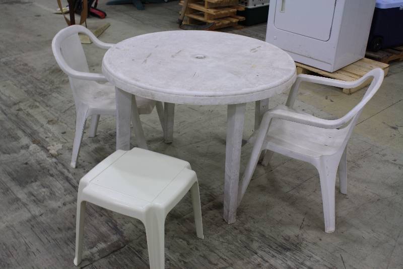 lot 125 image: Outdoor Table, Chairs and Side Table