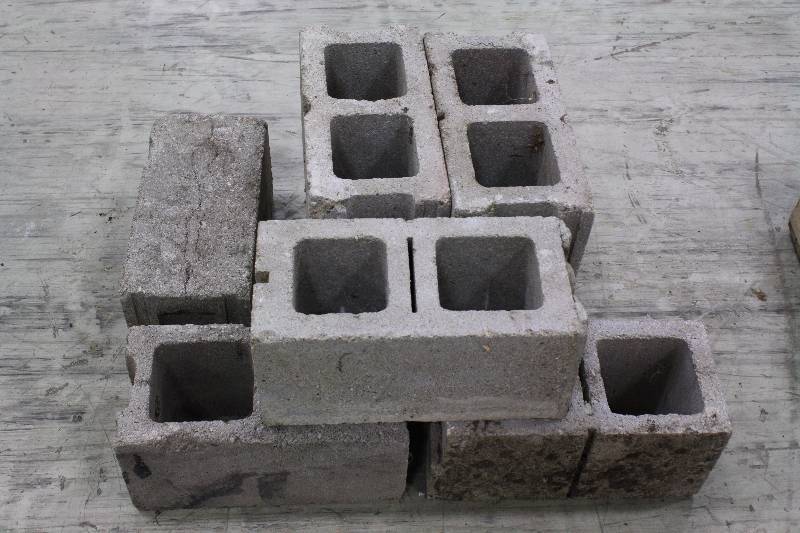 lot 139 image: 8 Cinder Blocks