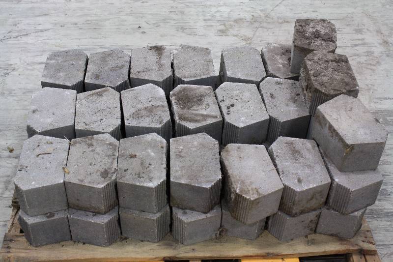 lot 140 image: Concrete DecorRetaining Blocks