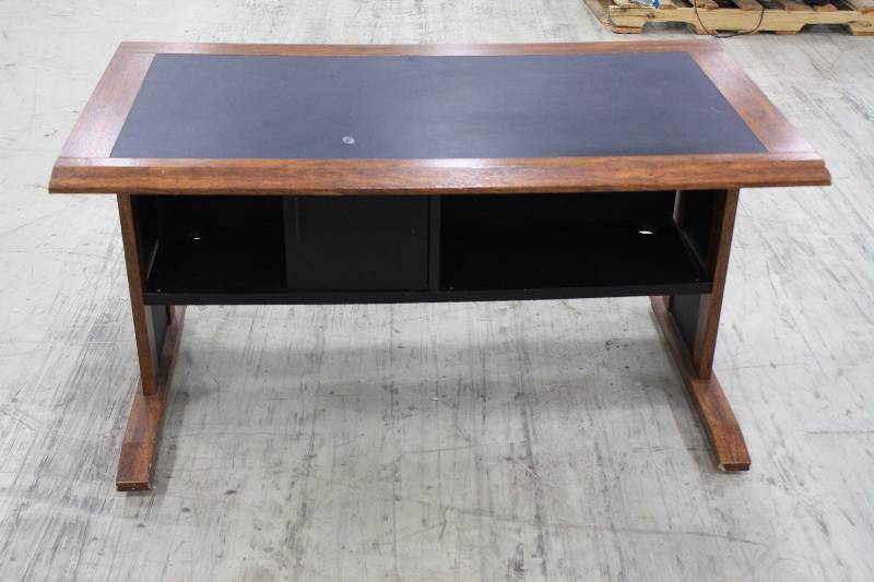 lot 142 image: Desk