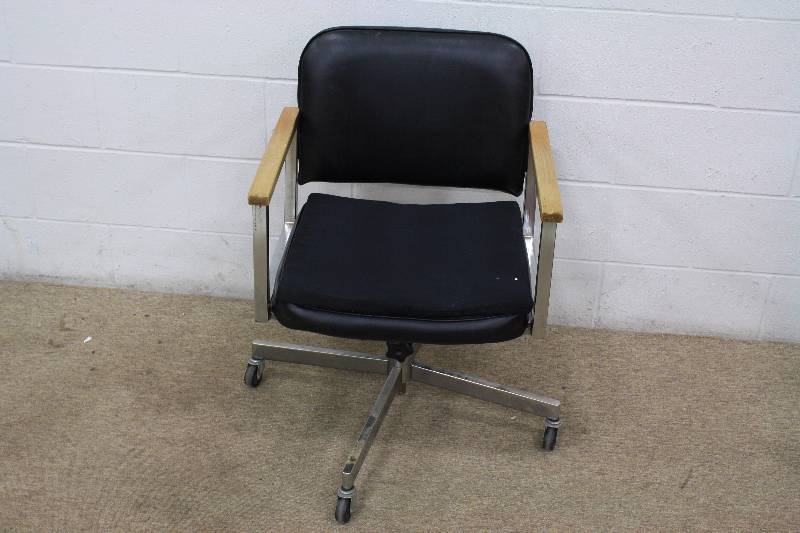 lot 180 image: Comfortable Black Office Chair