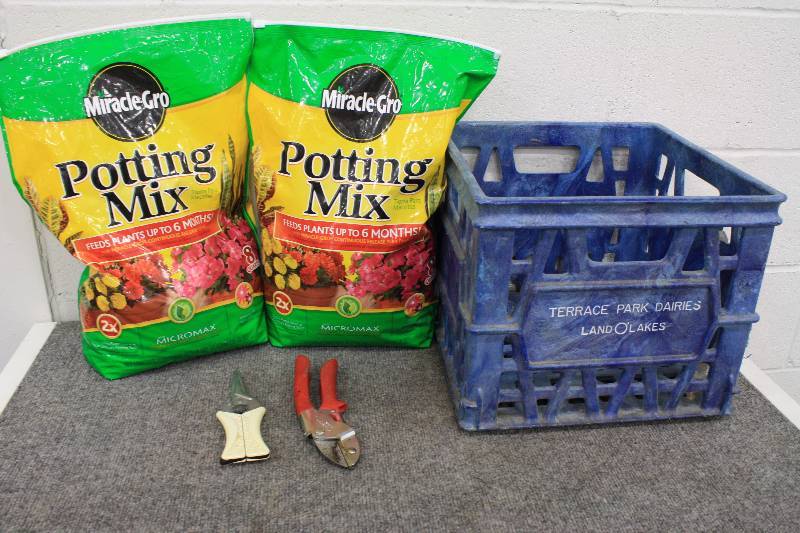 lot 192 image: Miracle-Gro & Garden Lot