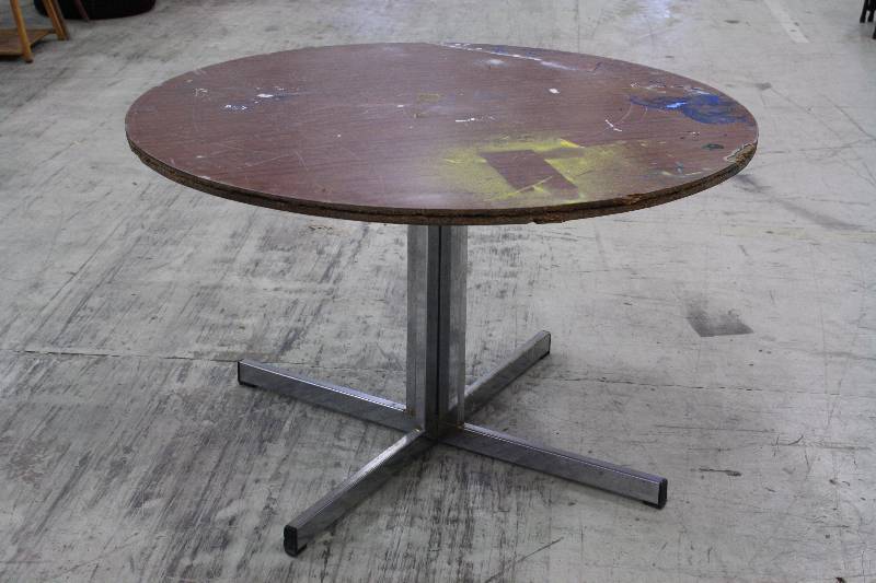 lot 199 image: 4ft Round Heavy Duty Table