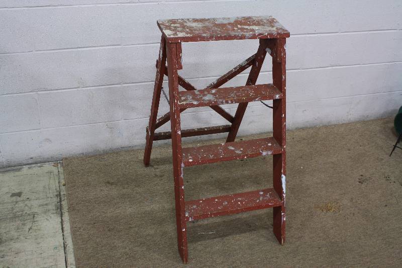 lot 203 image: Wood Painting Ladder 3ft